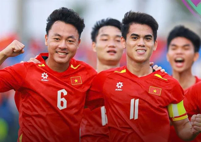 Hình ảnh nhân viên hỗ trợ khách hàng full88 game bài đang giải quyết khiếu nại